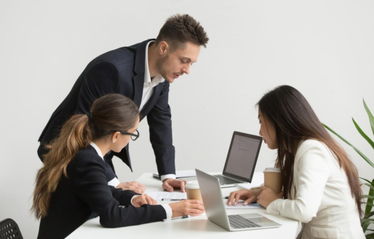 Gemeinsame Arbeit an Finanzszenarien während einer praktischen Übungseinheit