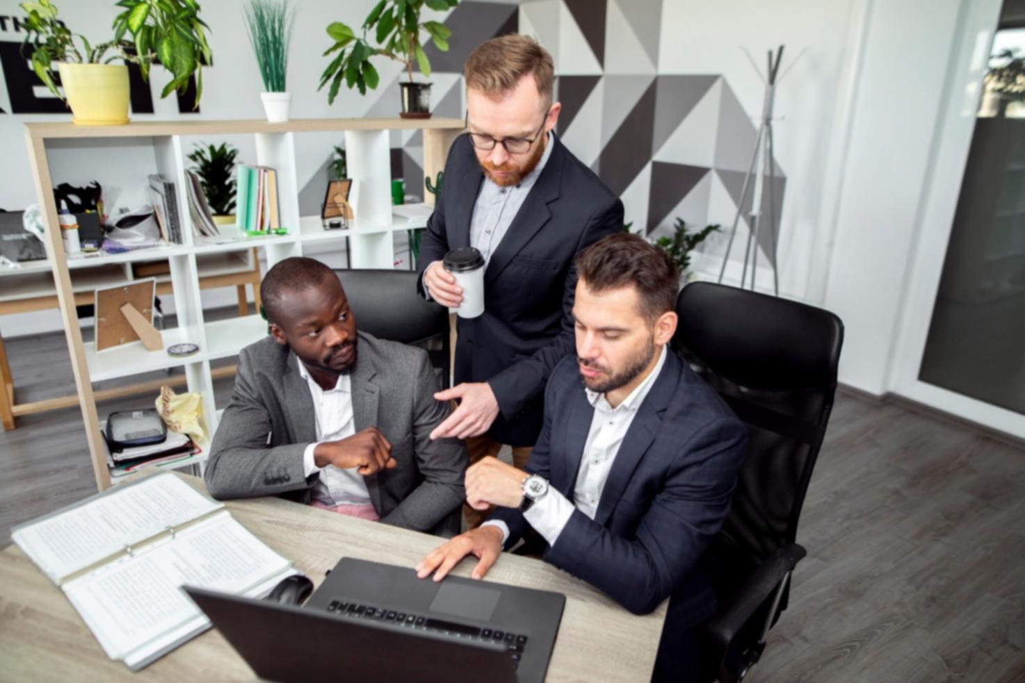 Teilnehmer diskutieren Prognosemethoden in interaktiver Workshopatmosphäre